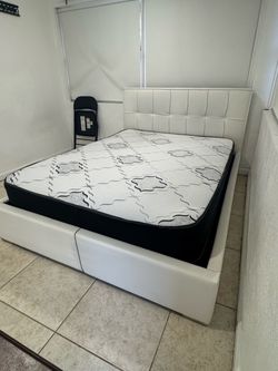 Bed and mattress , Cama con colchón