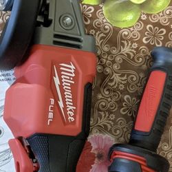 Exclusive

Milwaukee
M18 FUEL 18-Volt Lithium-Ion Brushless Cordless 4-1/2 in./6 in. Braking Grinder with Paddle Switch (Tool-Only)