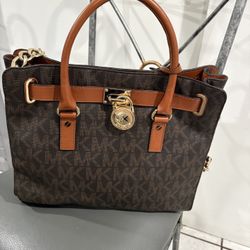 HANG BAG BRAND MICHAEL KORS  GENUINE , LIKE NEW. USED TWICE .