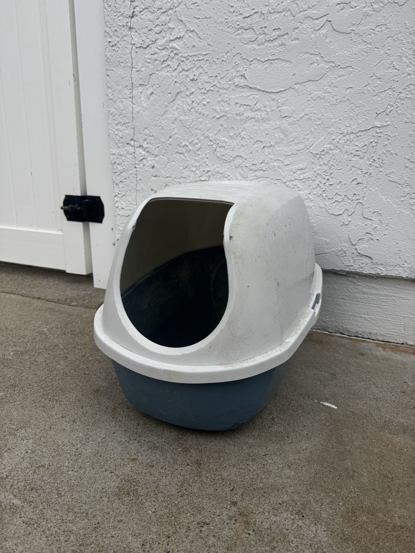 LARGE PLASTIC COVERED LITTER BOX For Cat