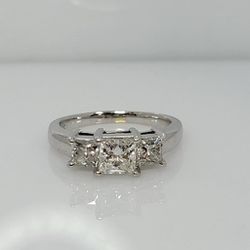 Beautiful 2Ct. Diamond,  14K Gold Engagement/wedding Ring