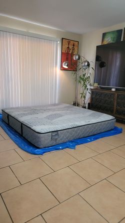 VERY NICE KING SIZE SEALY MATTRESS FOR SALE! IN GREAT CONDITION, FREE DELIVERY