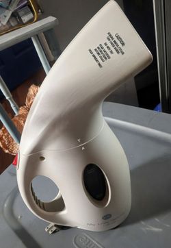 Handheld fabric steamer