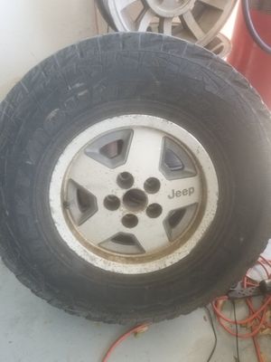 Photo ONE jeep rim & 31x10.50r15 tire.