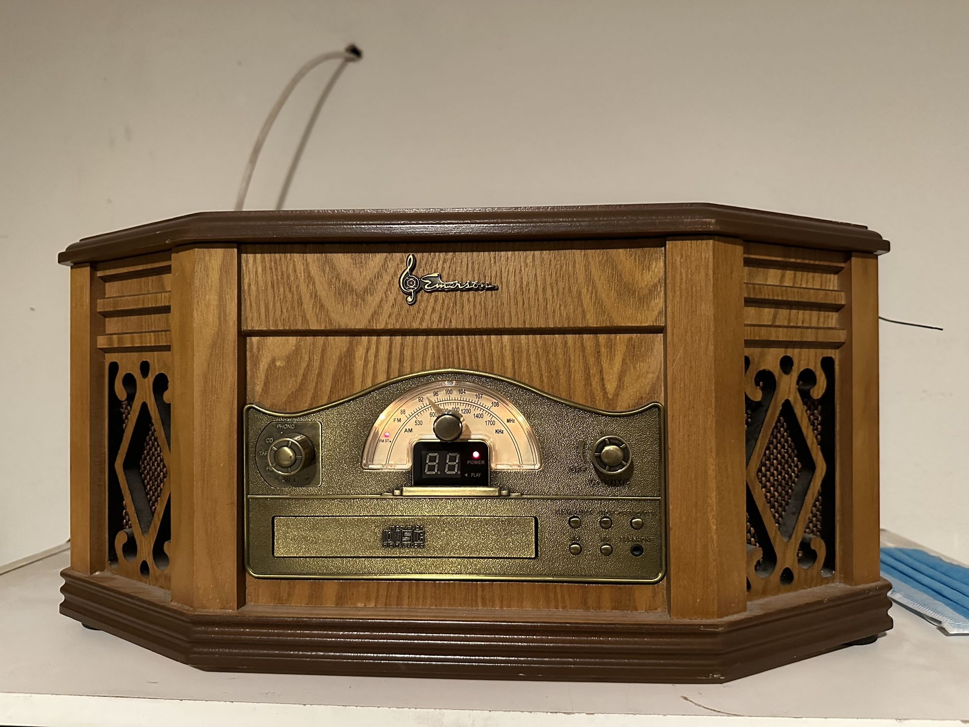 Emerson Vintage Style Record Player 