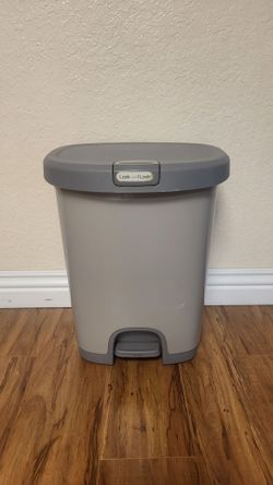 Plastic StepOn Trash Can, Like New ( tall 19")