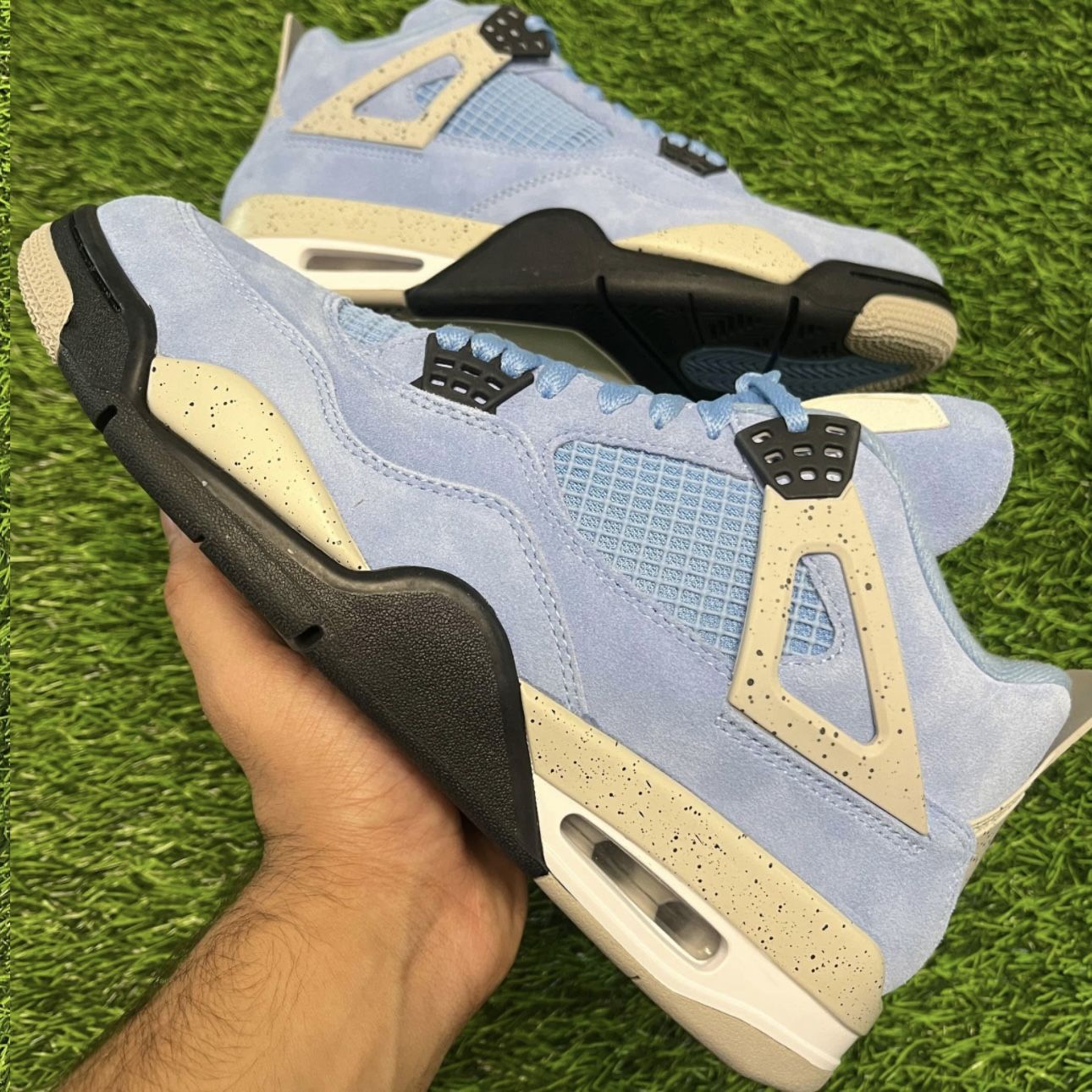 Jordan 4 'University blue'