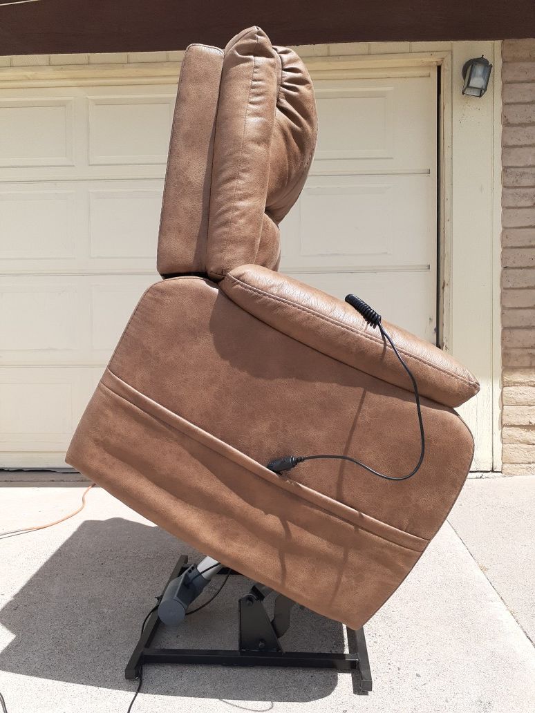 NEW!Yandel Power Lift Chair Recliner by Ashley for Sale in Phoenix, AZ