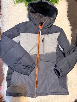 Se vende chamarra de Niño talla 14-16 en perfecto estado por $12
