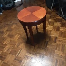 Medium Stain Round Table 17x23