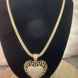 Gold plated with four layers of 14k gold, suitable for daily use, can get wet, very good, does not harm the skin