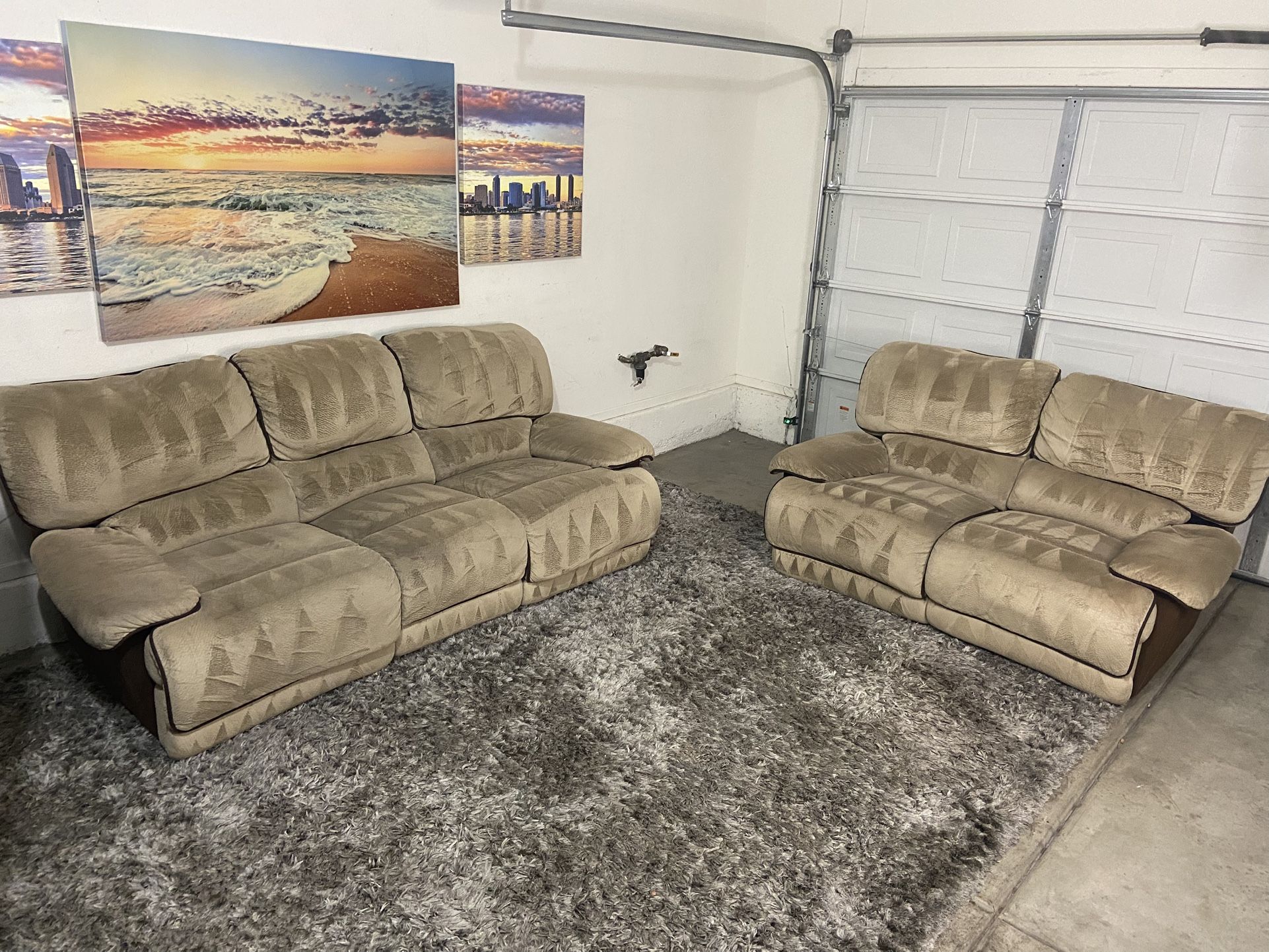 π Ashley Furniture Gorgeous Multi Color Brown Reclining Couch And Loveseat ( FREE DELIVERY π)