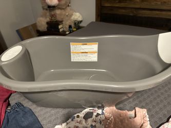 Baby bathtub with mesh for infant bathing