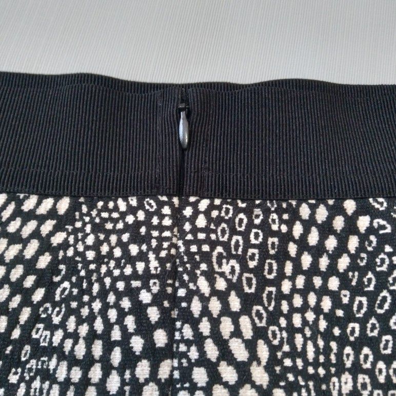 Ann Taylor Size 6 Black & White Print Textured Knit Knee Length Pencil Skirt EUC