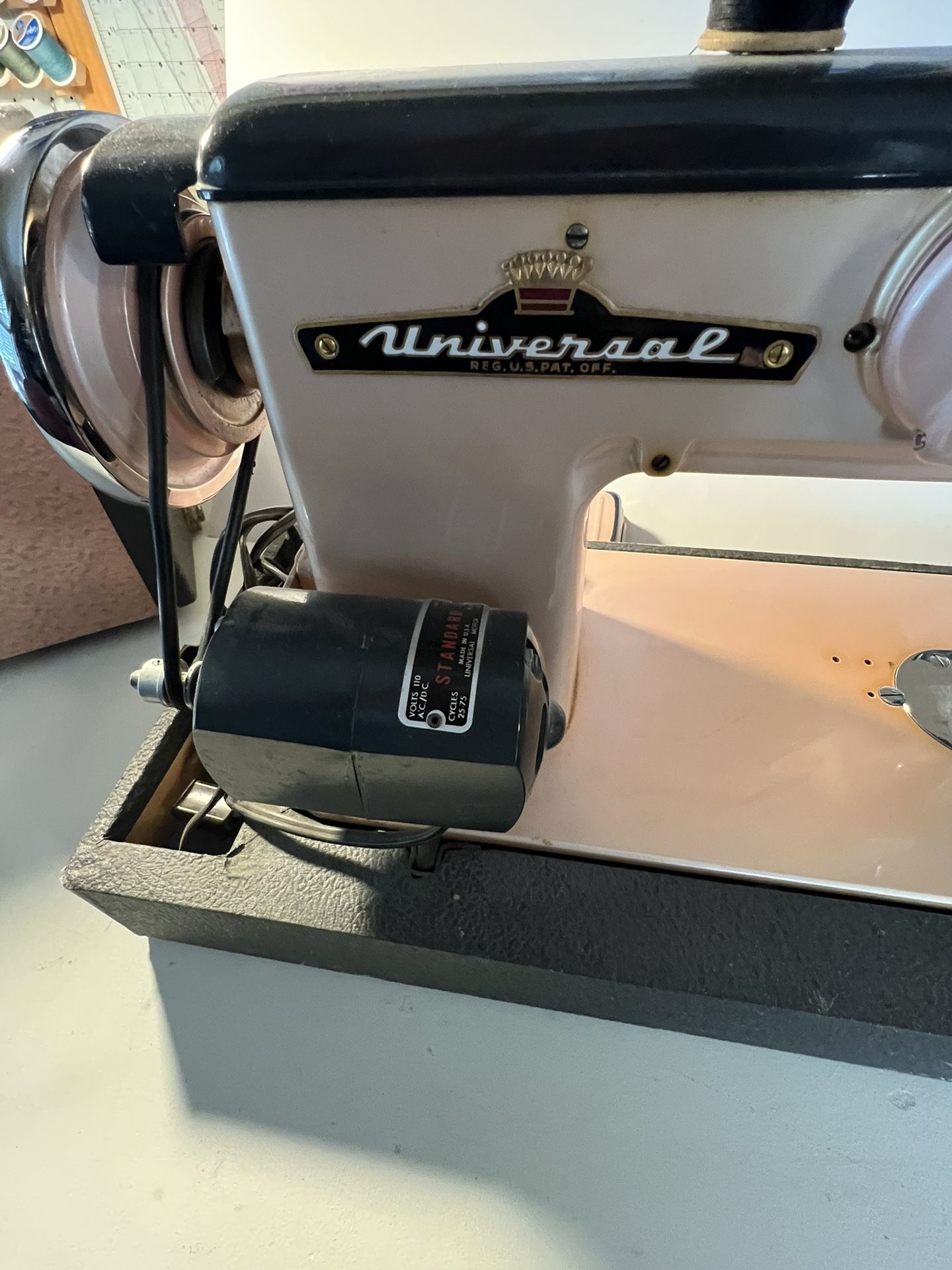 Vintage Universal Super Zig Zag Sewing Machine for Sale in Gilbert, AZ