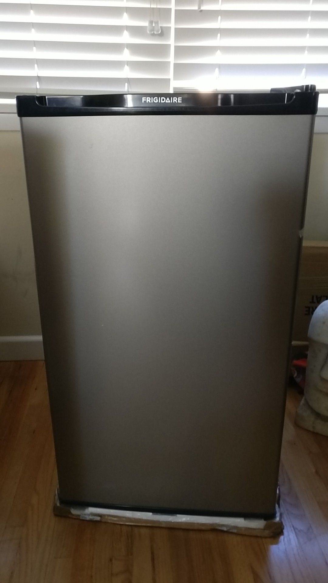 Compact refrigerator 3.3 cu. ft.