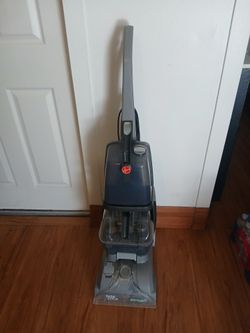 Carpet cleaning vacuum