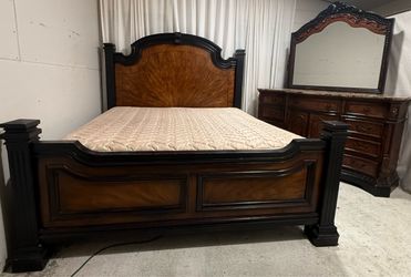 King sleeping set of dark wood quite heavy with dresser and mirror can be delivered throughout the Tampa area Presio 350