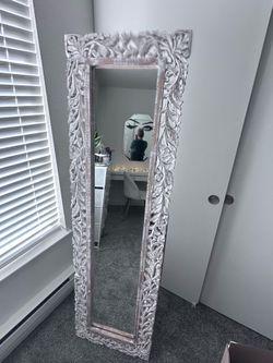 Standing mirror.