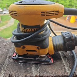 DEWALT D26441K 2.4-AMP Orbital 1/4-Sheet Sander