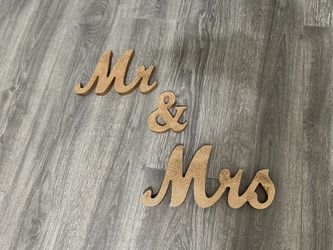 Mr & Mrs champagne wood Letters