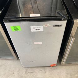 Magic Chef ❄️Mini fridge❄️HMR44OSE KQA6A