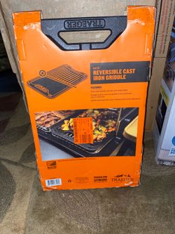 Reversible cast-iron griddle for the grill