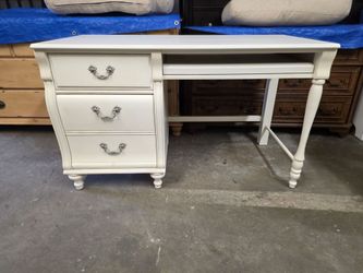 White Wooden Computer Desk (Stanley Furniture)