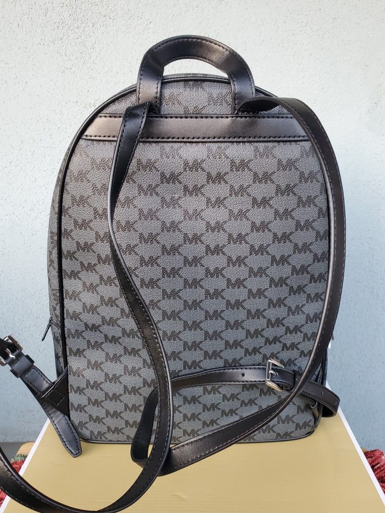 New Michael Kors Medium Backpack And Matching Wallet  display picture 3