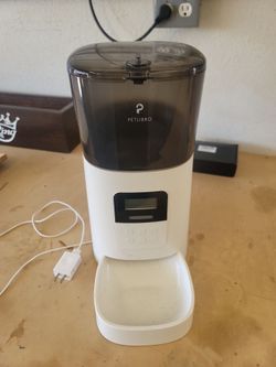 Smart automatic cat feeder Petlibro brand