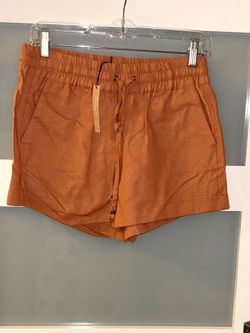 Orange shorts from the brand Love Tree with an elasticated waistband and adjustable drawstring. Size M