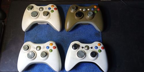 Lot of 4 Xbox 360 Wireless Controllers (for parts or repair)