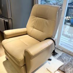 Power Lift Recliner Chair – Excellent Condition (Best Home Furnishings)