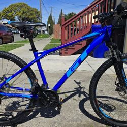 GT Aggressor Pro Mountain Bike Medium Size  like New 27.5 Tires Ready to Ride