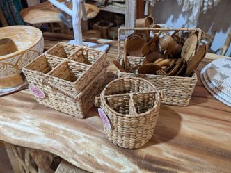Seagrass utensil holder