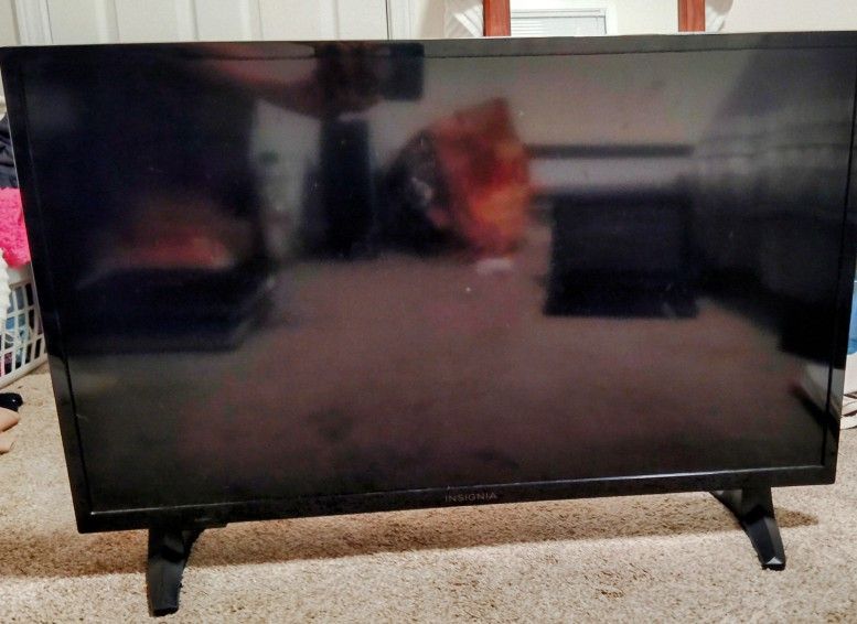 Insignia 32" Fire TV (NS-32DF310NA19) – Great Condition! Missing Cord & Remote