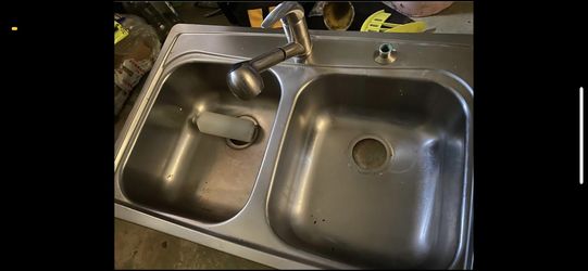 bassin Sink 33L x 22w with faucet / detergent dispenser
