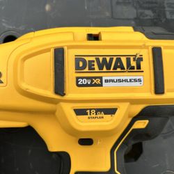 DEWALT 20V Cordless 18-Gauge Narrow Crown Stapler Kit 