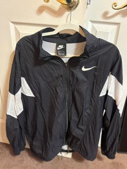 š¤ Nike Windbreaker Jacket ā Womenās Size Small š²$25