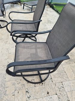 Set of 6 Outdoor Patio Swivel Chairs – Excellent Condition