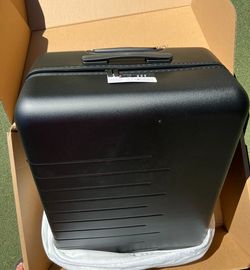 New Quince Hard Shell 24" Luggage