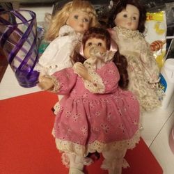 Lots Of Antique Dolls 