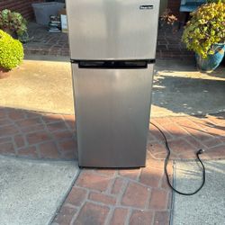 Magic Chef Fridge and Freezer Combo