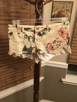 DISTRESSED SHORTS SIZE 7 VANILLA STAR BRAND