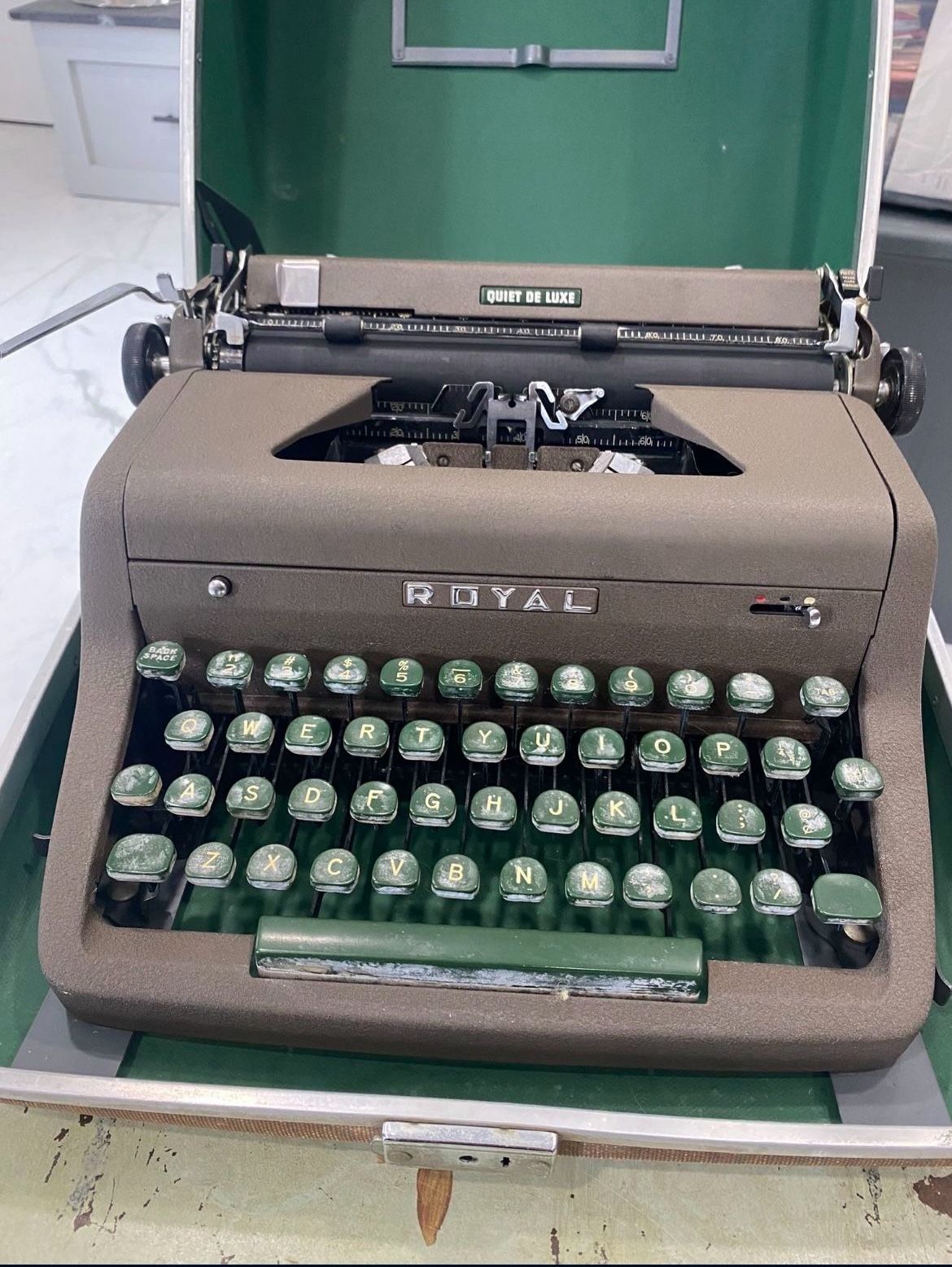 Vintage Royal De luxe Typewriter