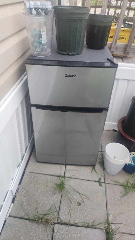 Galanz 3.1 Cubic Ft Mini Fridge With Freezer