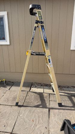 4’ Podium Ladder