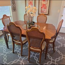Thomasville Solid Wood Dining Room Table w/ 2 Leaves & 6 Cane Back Upholstered Seat Chairs