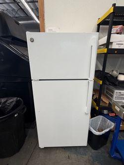 GE Refrigerator good condition