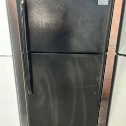 Black 18 Cubic Foot Refrigerator With Ice Maker 